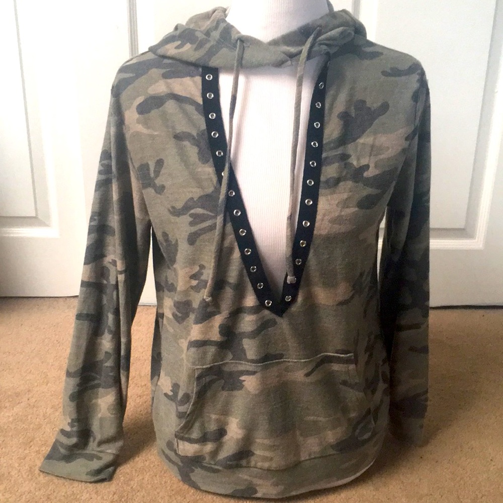 Adorable Light Weight Camo Sweatshirt Large V Front opening